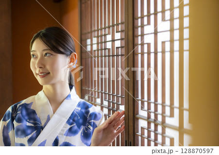 和室の浴衣の女性 和室の浴衣の女性 128870597