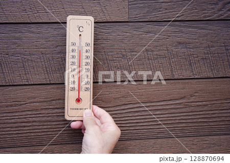 猛暑日　家の西壁は外気温44°c 128870694