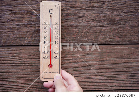 猛暑日　家の西壁は外気温44°c 128870697