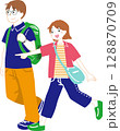 お出かけする夫婦のイラスト 128870709
