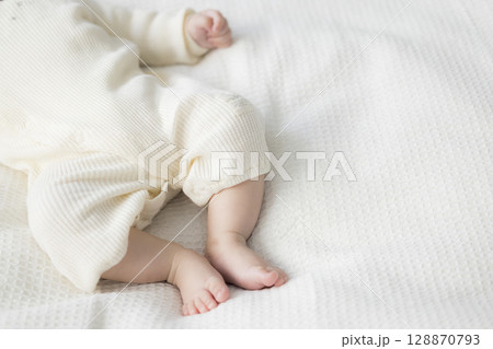 ベッドに寝転ぶ赤ちゃん ベッドに寝転ぶ赤ちゃん 128870793