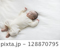 ベッドに寝転ぶ赤ちゃん　  128870795