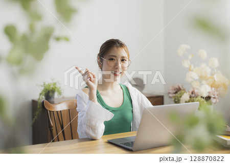 パソコンを使う女性　 128870822