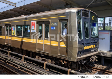 地下鉄東山線、藤が丘駅に停車中のN1000形電車 地下鉄東山線、藤が丘駅に停車中のN1000形電車 128870858
