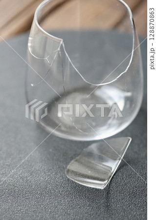 割れてしまった脚無しワイングラス 128870863