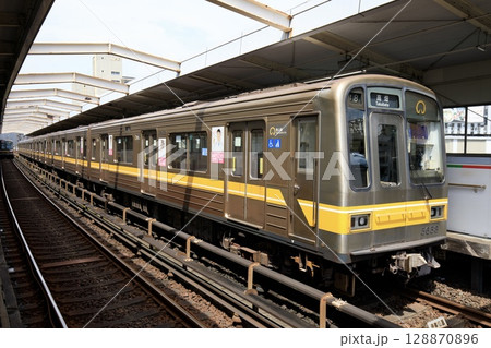 地下鉄東山線、藤が丘駅に並んで停車中の5050形電車 128870896