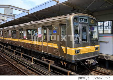 地下鉄東山線、藤が丘駅に並んで停車中の5050形電車 地下鉄東山線、藤が丘駅に並んで停車中の5050形電車 128870897