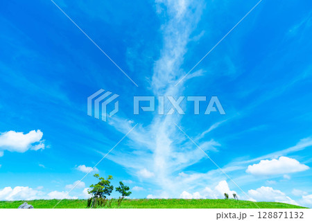青空と雲と草原 128871132
