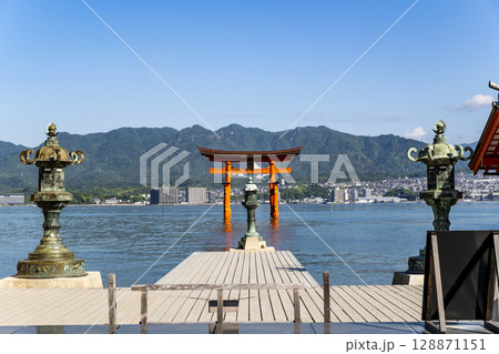 世界遺産・日本三景厳島神社大鳥居と灯籠　広島県廿日市市宮島 128871151