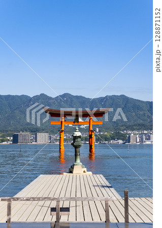 世界遺産・日本三景厳島神社大鳥居と灯籠　広島県廿日市市宮島 128871152