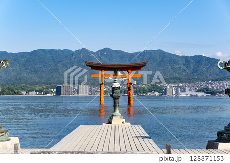 世界遺産・日本三景厳島神社大鳥居と灯籠 広島県廿日市市宮島 世界遺産・日本三景厳島神社大鳥居と灯籠 広島県廿日市市宮島 128871153