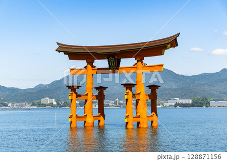 世界遺産・日本三景厳島神社大鳥居 広島県廿日市市宮島 世界遺産・日本三景厳島神社大鳥居 広島県廿日市市宮島 128871156