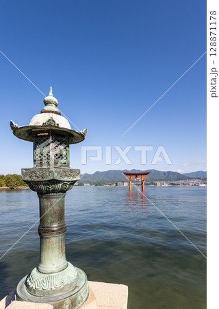 世界遺産・日本三景厳島神社大鳥居と灯籠　広島県廿日市市宮島 128871178