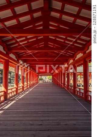 世界遺産・日本三景厳島神社西回廊　広島県廿日市市宮島 128871191