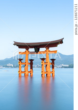 世界遺産・日本三景厳島神社大鳥居　広島県廿日市市宮島 128871211