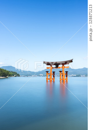 世界遺産・日本三景厳島神社大鳥居　広島県廿日市市宮島 128871213