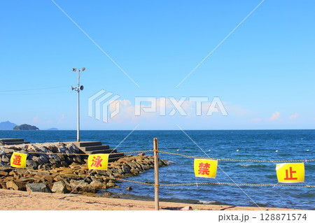 遊泳が禁止されている海 遊泳が禁止されている海 128871574