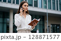 スマホで話すビジネスウーマン 128871577