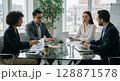ミーティングをするビジネスマン 128871578