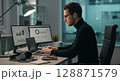 パソコンで仕事をする外国人男性 128871579