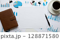 散らかった文房具と白紙 128871580