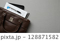使い古した小物と鞄 128871582