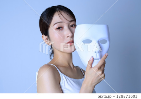 仮面を持つ妖艶な女性　ビューティーイメージ 128871603
