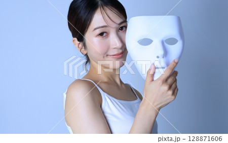 仮面を持つ妖艶な女性　ビューティーイメージ 128871606