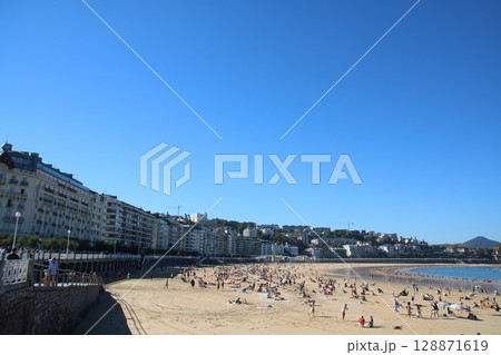 サンセバスチャンの美しいラ・コンチャ海岸 128871619