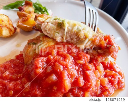 鶏もも肉のステーキ トマトソースがけの洋食プレート 鶏もも肉のステーキ トマトソースがけの洋食プレート 128871959