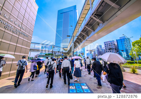 日本の横浜都市景観 朝の通勤風景。奥は、桜木町駅前の横浜市役所 日本の横浜都市景観 朝の通勤風景。奥は、桜木町駅前の横浜市役所 128872876