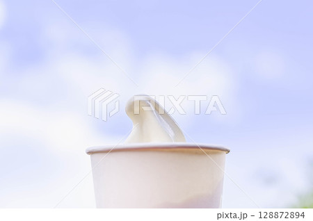 暑い日に食べるソフトクリーム 128872894