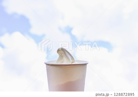 暑い日に食べるソフトクリーム 暑い日に食べるソフトクリーム 128872895