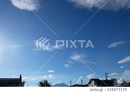 ちぎれたような小さな雲片の積雲の断片雲 ちぎれたような小さな雲片の積雲の断片雲 128873170