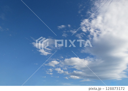 ちぎれたような小さな雲片の積雲の断片雲 128873172