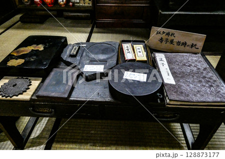 江戸時代の寺子屋の机と文具 江戸時代の寺子屋の机と文具 128873177