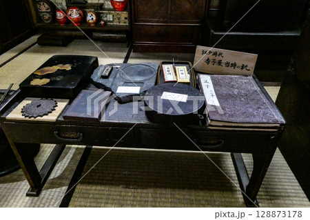江戸時代の寺子屋の机と文具 128873178