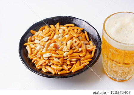 柿の種とビール 128873407