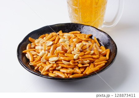 柿の種とビール 柿の種とビール 128873411