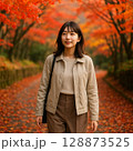 紅葉の小径を歩く若い日本人女性 128873525
