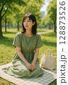 春夏の公園で過ごす若い女性・爽やかな日常と自然 128873526