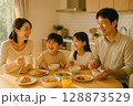 家族団らんの朝食風景・笑顔あふれる幸せな時間 128873529
