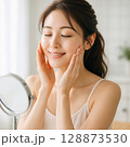 素肌に自信を持つ女性・朝のスキンケアルーティン 128873530