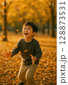 紅葉の中ではしゃぐ男の子・秋の自然と子どもの笑顔 128873531