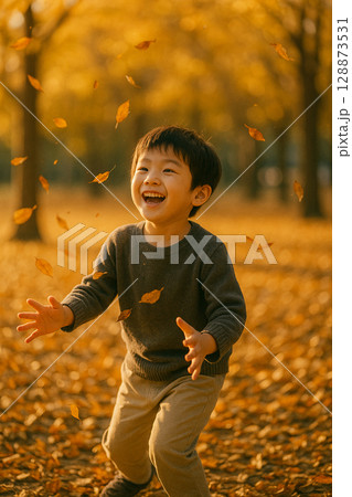 紅葉の中ではしゃぐ男の子・秋の自然と子どもの笑顔 128873531