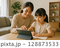 デジタル教材で勉強する子どもと見守る母親・現代の教育風景 128873533