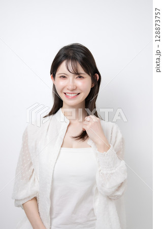 ミドル女性　ビューティー　ヘアケア 128873757