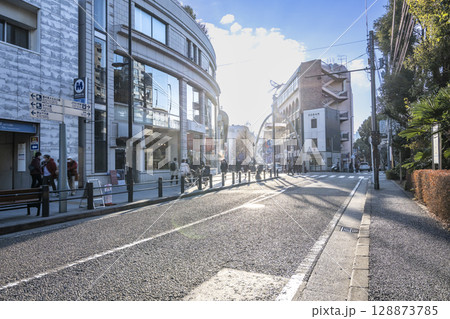 横浜の都市風景　横浜元町ショッピングストリート 128873785