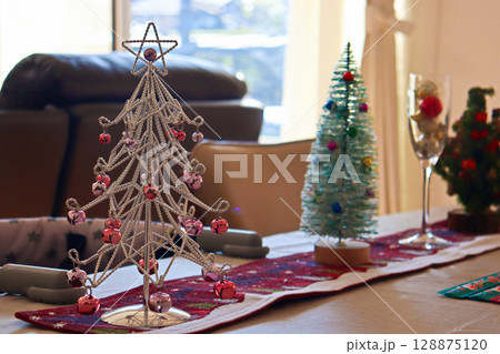 テーブルに置かれたクリスマスツリー テーブルに置かれたクリスマスツリー 128875120