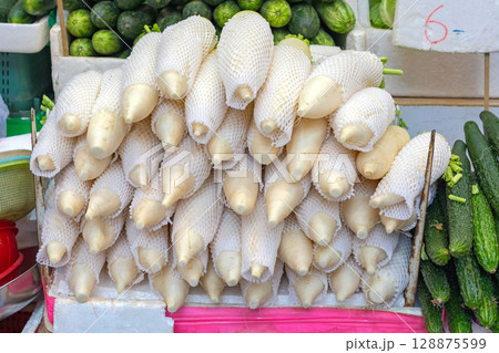 Daikon White Radish 128875599